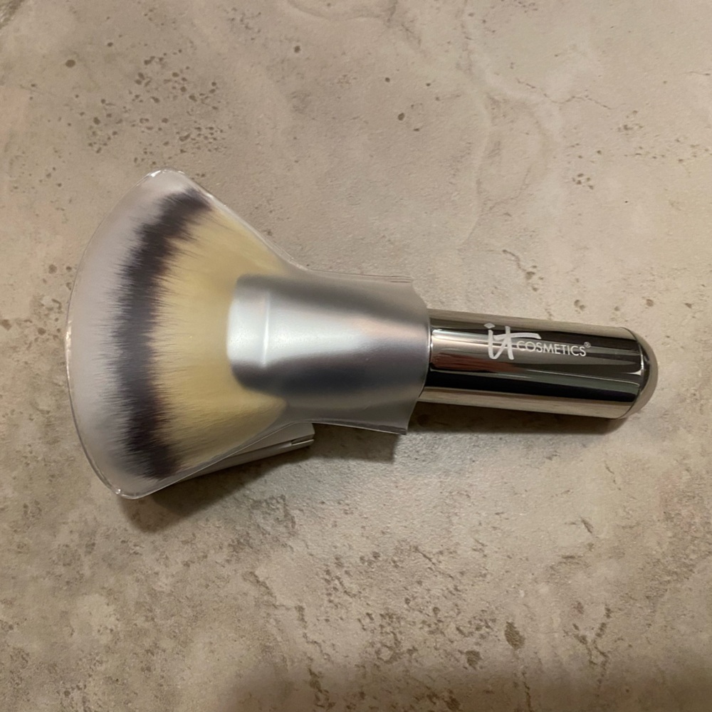 it cosmetics fan brush
